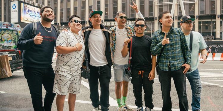 Grupo Firme estrenó  su nuevo sencillo titulado «ASI ES LA VIDA» en colaboración con Mc Davo y Beto Sierra