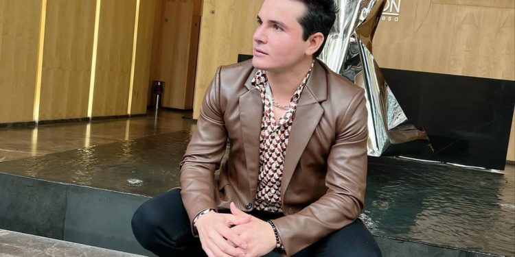 El cantante Horacio Palencia estrenó su sencillo “POR EJEMPLO”