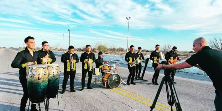 Los Super de Nueva Rosita estreno «LA MAMALONA»