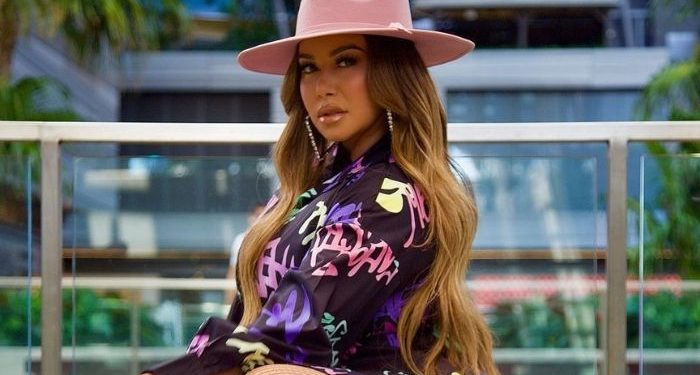 Chiquis Rivera  y su nueva línea de productos cosméticos