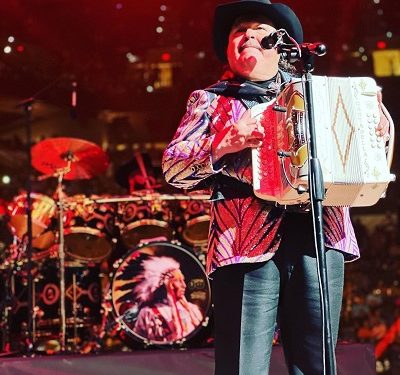 Ramón Ayala y su inexplicable caída en su presentación en vivo