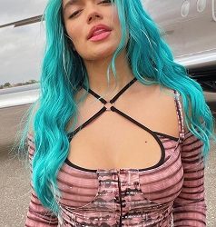 Karol G rinde homenaje a Selena Quintanilla en festival