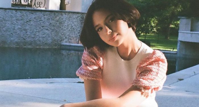 Ángela Aguilar estrena versión de «AMIGA MIA» en honor a la comunidad LGBT+