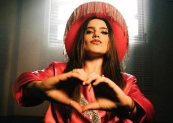 Camila Fernández estrenó «Volver» en honor a su abuelo.