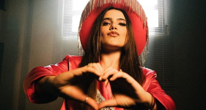 Camila Fernández estrenó «Volver» en honor a su abuelo.