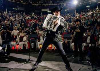 Alfredo Olivas anunció la fecha de su nuevo material «Alfa & omega».