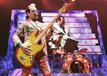 Los Tigres del Norte recibieron en pleno concierto la triste noticia del fallecimiento de su madre.