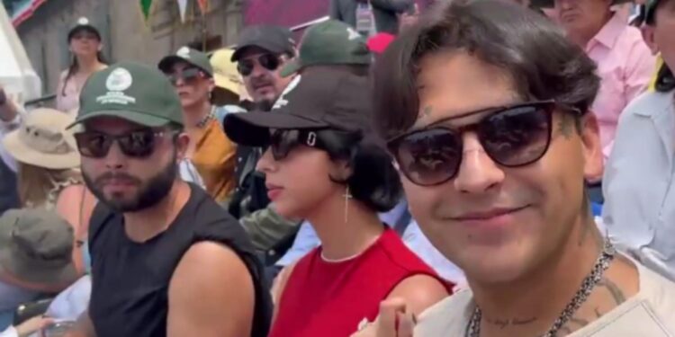 Ángela Aguilar y Christian Nodal, juntos en el desfile militar por el aniversario de Independencia