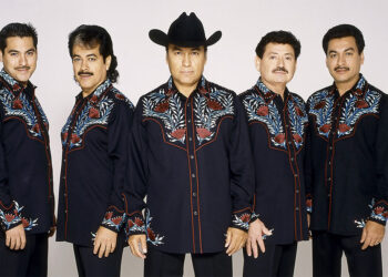 Jorge Hernández, de Los Tigres del Norte, preocupa a sus fans tras caída en pleno concierto