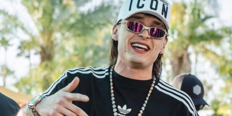 Peso Pluma desata polémica al proclamarse “El rey de los corridos”