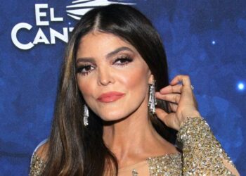 Ana Bárbara enciende las alarmas: aparece en silla de ruedas y revela qué le pasó