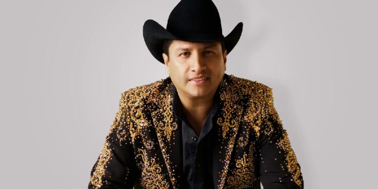 Julión Álvarez pisa el celular de un fan y divide opiniones en redes sociales