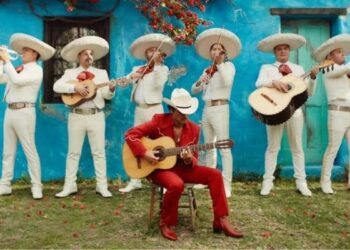 Bruno Mars sorprende vestido de charro y Pedro Fernández responde con humor a las comparaciones