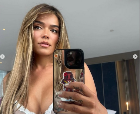 Karol G enciende Instagram con atrevida selfie y desata una ola de reacciones