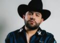 Luis R. Conríquez deja atrás los corridos bélicos y regresa a sus raíces con “Muchacho Alegre”