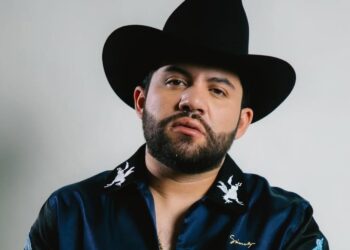 Luis R. Conríquez deja atrás los corridos bélicos y regresa a sus raíces con “Muchacho Alegre”