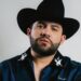 Luis R. Conríquez deja atrás los corridos bélicos y regresa a sus raíces con “Muchacho Alegre”