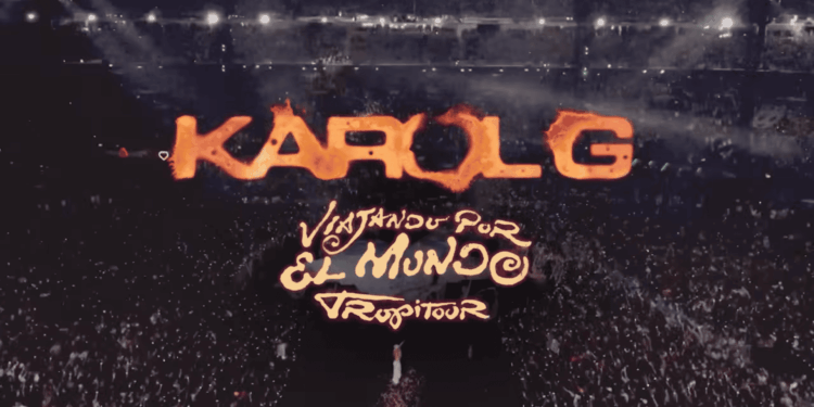 Karol G enciende Chicago con su TropiTour: piscina, mariachis, plumas y mucho reggaetón