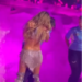 Karol G sorprende a trabajadora de seguridad y baila con ella durante su concierto en Texas