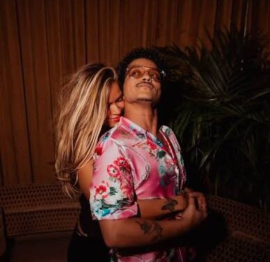 Bruno Mars y Karol G protagonizan romántico encuentro en “Dance With Me”